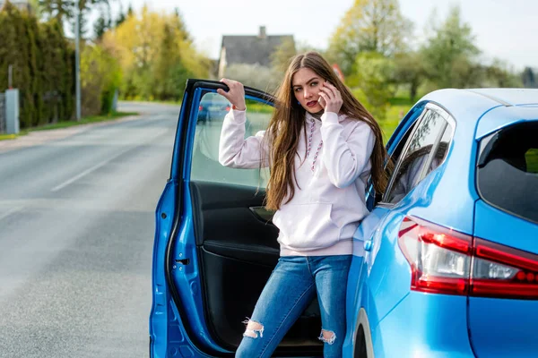 Junge Schöne Emotionale Frau Steigt Aus Dem Auto Und Telefoniert — Stockfoto