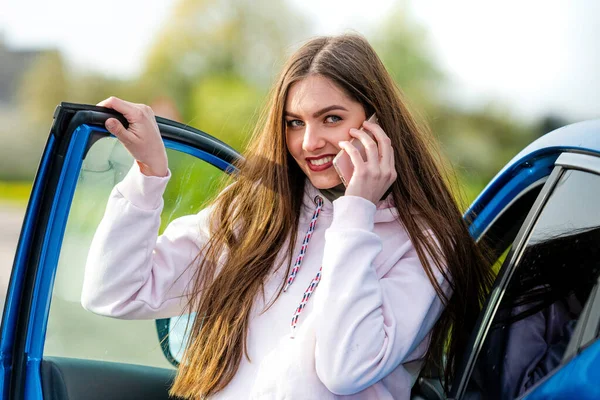 Junge Schöne Emotionale Frau Steigt Aus Dem Auto Und Telefoniert — Stockfoto