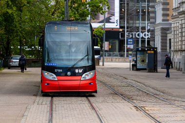 Riga, Letonya - 14 Mayıs 2020: Yarısı boş Riga caddelerinde modern tramvay, geleneksel toplu taşıma