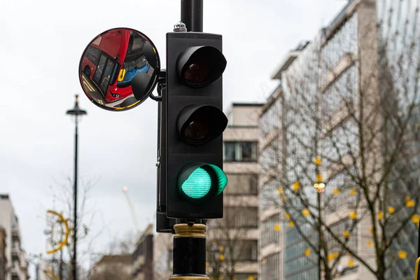 Лондон Англия Великобритания Green Traffic Light Traffic Convex Mirror Отражением — стоковое фото