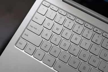 gümüş dizüstü bilgisayar klavyesi kapat