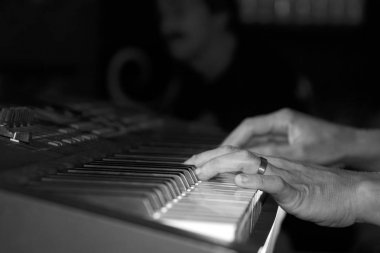 Piyano çalan eller