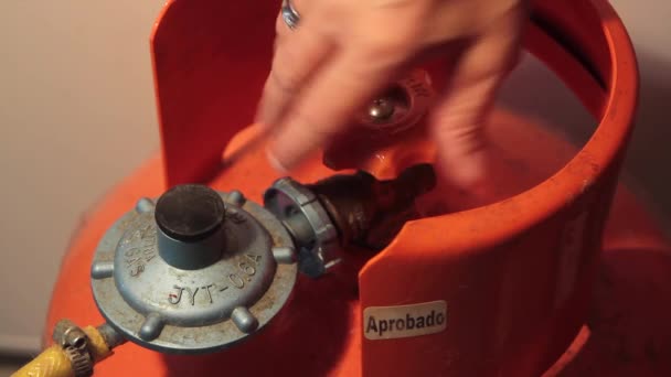 Gas cilinder ventiel verbinding — Stockvideo