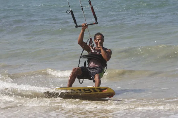 Desportista e atleta saltando sobre as ondas fazendo kitesurf — Fotografia de Stock