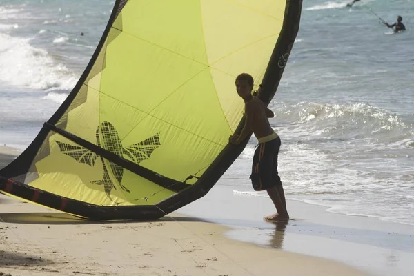 Idrottsman och idrottsman hoppar på vågorna gör kitesurfing — Stockfoto