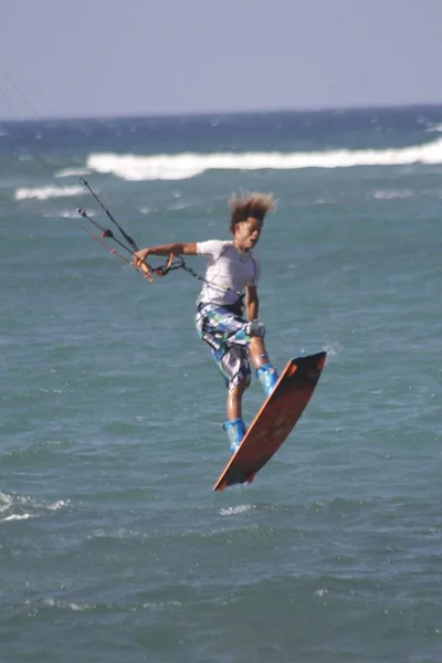 Desportista e atleta saltando sobre as ondas fazendo kitesurf — Fotografia de Stock