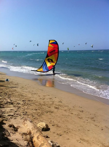 นักกีฬาและนักกีฬากระโดดบนคลื่นทํา kitesurfing — ภาพถ่ายสต็อก