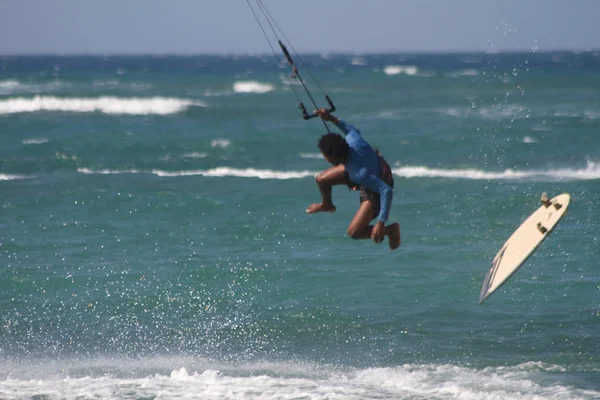 นักกีฬาและนักกีฬากระโดดบนคลื่นทํา kitesurfing — ภาพถ่ายสต็อก