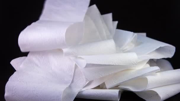 Stop motion primer plano de un desenrollado de papel higiénico con la tarjeta vacía al lado — Vídeos de Stock