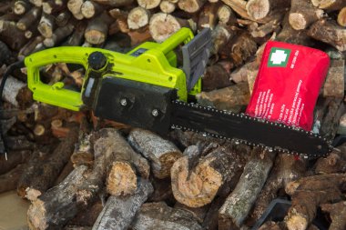 İlk yardım çantasıyla testere yaralanma ya da iş yerinde kaza olduğunu gösterir.