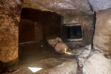 Sardunya 'daki Domus de Janas Antik Nuragic Mezarı