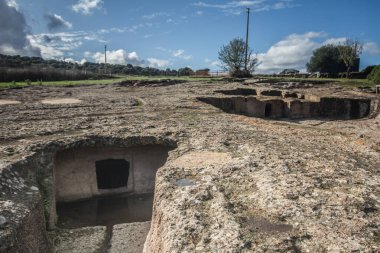 Sardunya 'daki Domus de Janas Antik Nuragic Mezarı