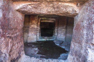 Sardunya 'daki Domus de Janas Antik Nuragic Mezarı