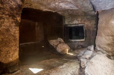 Sardunya 'daki Domus de Janas Antik Nuragic Mezarı