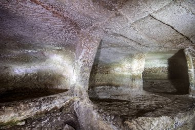 Sardunya 'daki Domus de Janas Antik Nuragic Mezarı