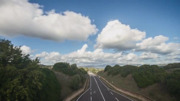 Tijd verstrijken van het verkeer op de snelweg met auto 's en lichten bewegen, gezien van boven, met een prachtig panorama van velden en bergen en wolken — Stockvideo