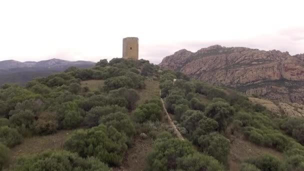 Вид с воздуха с беспилотника замка torre dei doria chiaramonti Санта Мария Гогинас в Сардинии — стоковое видео
