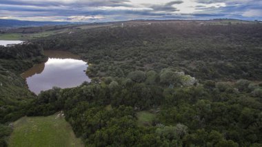 Nuraghe, Sardinya 'daki drone' u nehir ve tarım arazileri ile yukarıdan gördü.