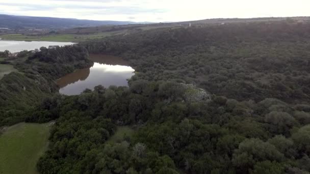 Nuraghe widziane z góry z dronem na Sardynii z rzeką i polami rolniczymi wokół — Wideo stockowe