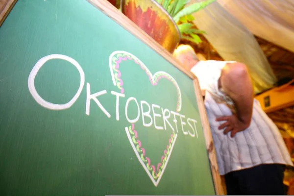 Oktoberfest Party Mit Bierkrügen Und Fröhlich Tanzenden Menschen Sousa Dominikanische — Stockfoto