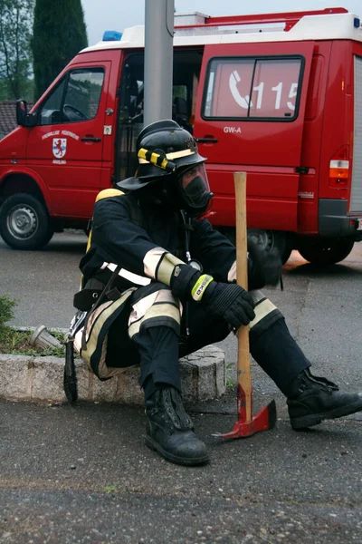 2008年5月5日にイタリアのメラノではしごと酸素ボンベを操作中の消防士 — ストック写真