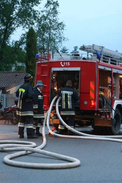 Strażacy Pracujący Drabinami Butlami Tlenowymi Merano Włochy Dniu Maja 2008 — Zdjęcie stockowe