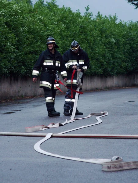 Brandmän Drift Med Stegar Och Syrgascylindrar Merano Italien Den Maj — Stockfoto