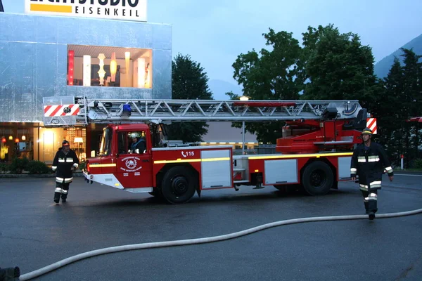 Brandmän Drift Med Stegar Och Syrgascylindrar Merano Italien Den Maj — Stockfoto