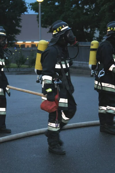 Brandmän Drift Med Stegar Och Syrgascylindrar Merano Italien Den Maj — Stockfoto