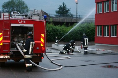 5 Mayıs 2008 'de Merano İtalya' da merdiven ve oksijen tüpleriyle faaliyet gösteren itfaiyeciler