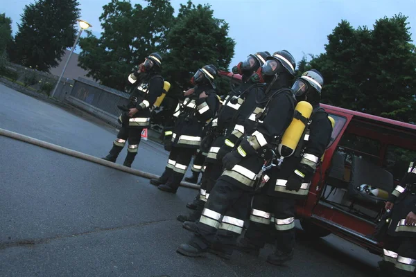 2008年5月5日にイタリアのメラノではしごと酸素ボンベを操作中の消防士 — ストック写真