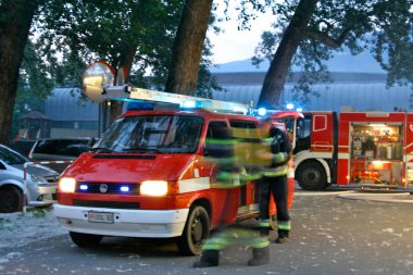 Cesur itfaiyeciler kamyoneti ve yangın musluklarını kullanacaklar.
