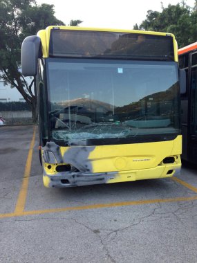 Öndeki kazadan sonra otobüs kaza yaptı.