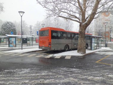 Depoya park etmiş otobüsler.