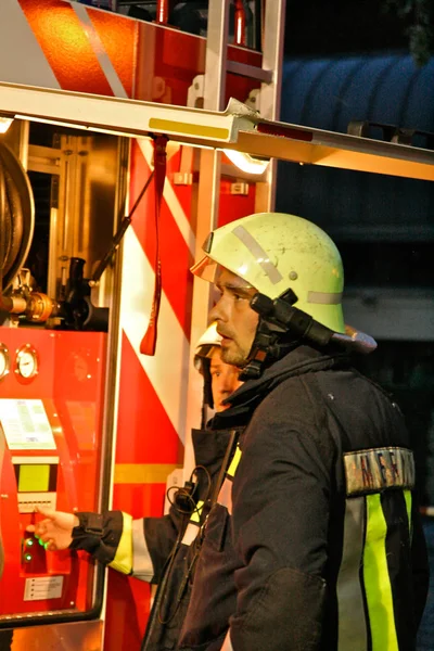 Odważnych Strażaków Ciężarówki Hydranty Pożarowe Pracy — Zdjęcie stockowe