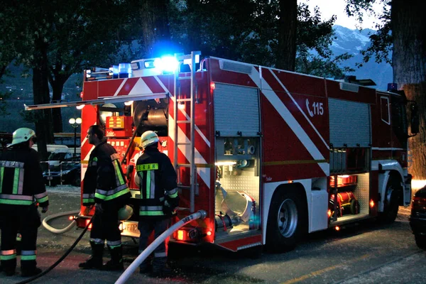 Bátor Tűzoltók Teherautóval Tűzcsapokkal — Stock Fotó