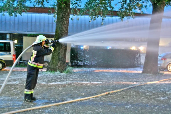 Coraggiosi Vigili Del Fuoco Con Camion Idranti Antincendio Funzione — Foto Stock