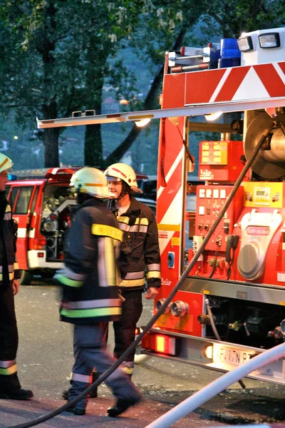 Corajosos Bombeiros Com Caminhão Hidrantes Fogo Operação — Fotografia de Stock