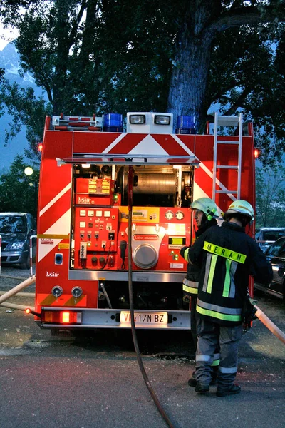 Corajosos Bombeiros Com Caminhão Hidrantes Fogo Operação — Fotografia de Stock