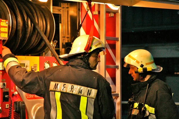Mutige Feuerwehrleute Mit Lkw Und Hydranten Einsatz — Stockfoto