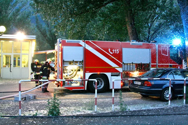 Corajosos Bombeiros Com Caminhão Hidrantes Fogo Operação — Fotografia de Stock
