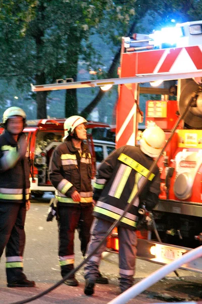 Odważnych Strażaków Ciężarówki Hydranty Pożarowe Pracy — Zdjęcie stockowe