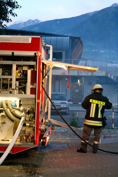 Bátor Tűzoltók Teherautóval Tűzcsapokkal — Stock Fotó