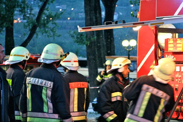 Cesur Itfaiyeciler Kamyoneti Yangın Musluklarını Kullanacaklar — Stok fotoğraf