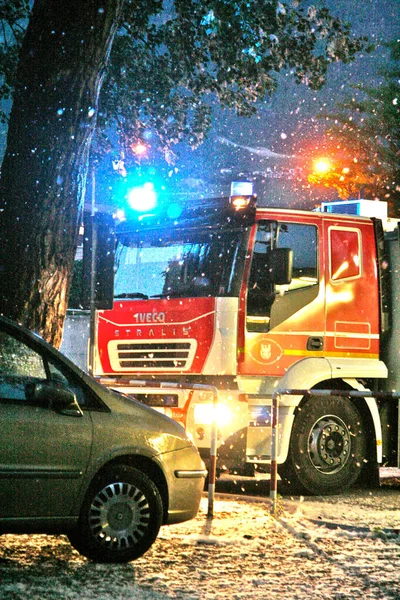 Γενναίοι Πυροσβέστες Φορτηγό Και Πυροσβεστικούς Κρουνούς Λειτουργία — Φωτογραφία Αρχείου