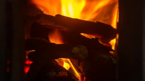Time lapse stop movimiento de muy cerca de la leña ardiendo en la chimenea con llamas y brasas — Vídeo de stock