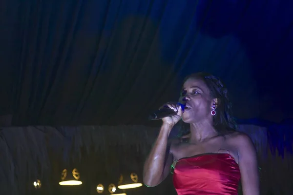 Hermosa Cantante Africana Cantando Con Luces Fondo Colores Con Micrófono — Foto de Stock