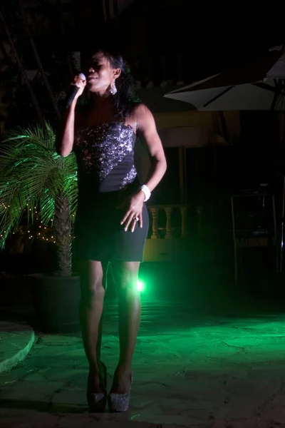 Όμορφη Αφρικανή Τραγουδίστρια Γυναίκα Τραγουδά Πολύχρωμα Φώτα Φόντο Μικρόφωνο Κοντά — Φωτογραφία Αρχείου