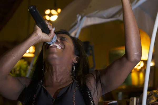 Όμορφη Αφρικανή Τραγουδίστρια Γυναίκα Τραγουδά Πολύχρωμα Φώτα Φόντο Μικρόφωνο Κοντά — Φωτογραφία Αρχείου