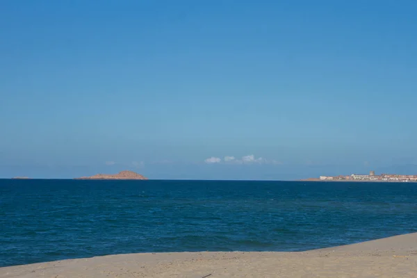 撒丁岛海著名海滩的美丽全景 身后是罗萨岛和卡斯特里萨多岛 — 图库照片